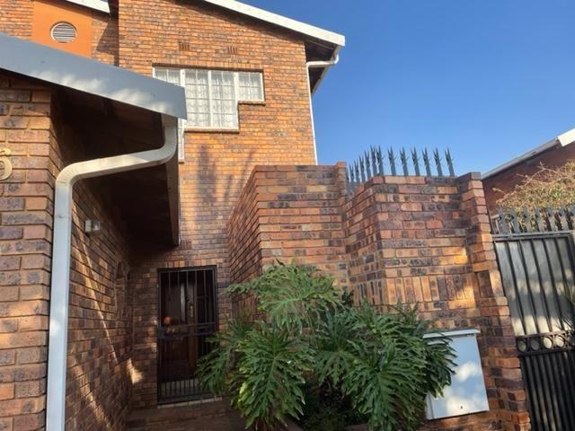 To Let 4 Bedroom Property for Rent in Newclare Gauteng