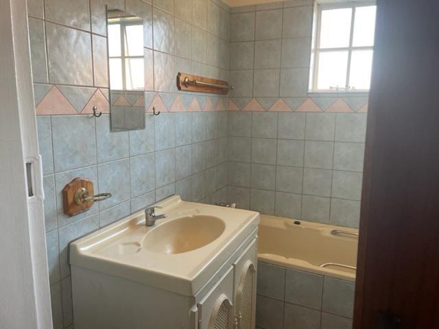 To Let 4 Bedroom Property for Rent in Newclare Gauteng
