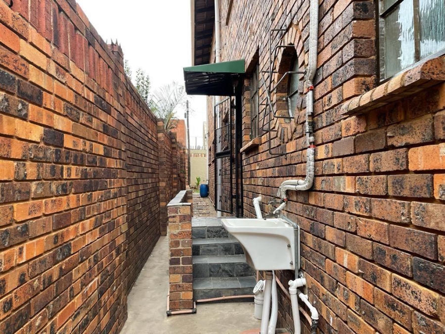 To Let 4 Bedroom Property for Rent in Newclare Gauteng