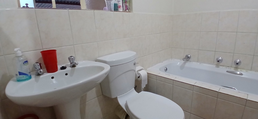To Let 3 Bedroom Property for Rent in Heuwelsig Estate Gauteng