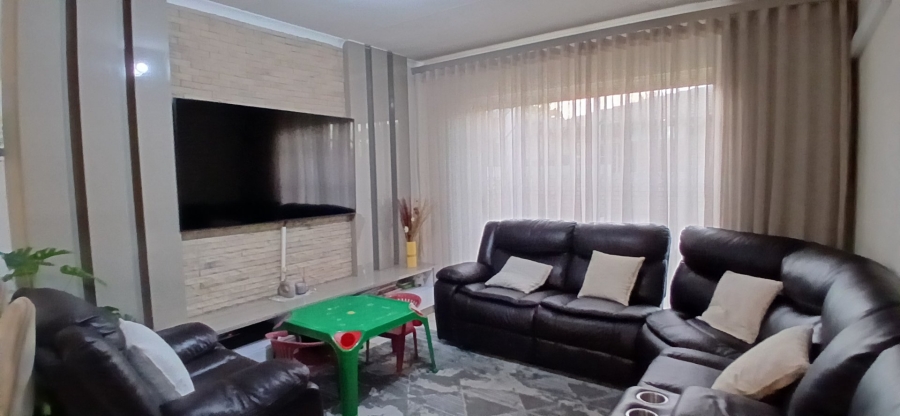 To Let 3 Bedroom Property for Rent in Heuwelsig Estate Gauteng