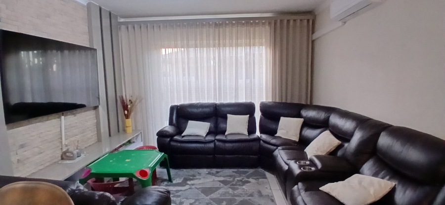 To Let 3 Bedroom Property for Rent in Heuwelsig Estate Gauteng