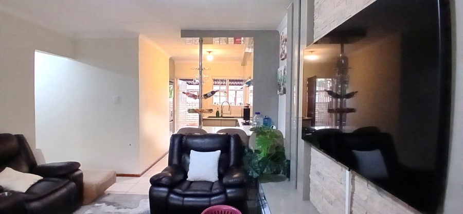 To Let 3 Bedroom Property for Rent in Heuwelsig Estate Gauteng