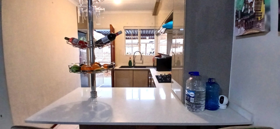 To Let 3 Bedroom Property for Rent in Heuwelsig Estate Gauteng