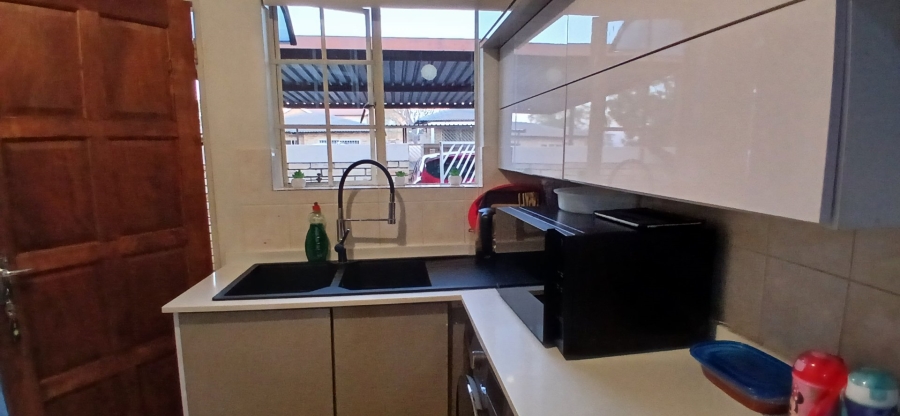 To Let 3 Bedroom Property for Rent in Heuwelsig Estate Gauteng