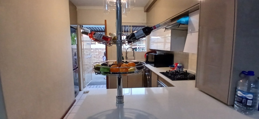 To Let 3 Bedroom Property for Rent in Heuwelsig Estate Gauteng