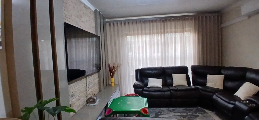 To Let 3 Bedroom Property for Rent in Heuwelsig Estate Gauteng