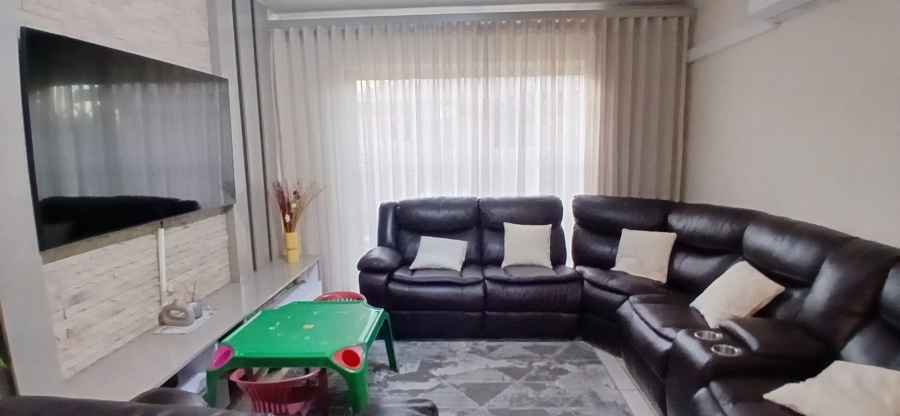 To Let 3 Bedroom Property for Rent in Heuwelsig Estate Gauteng