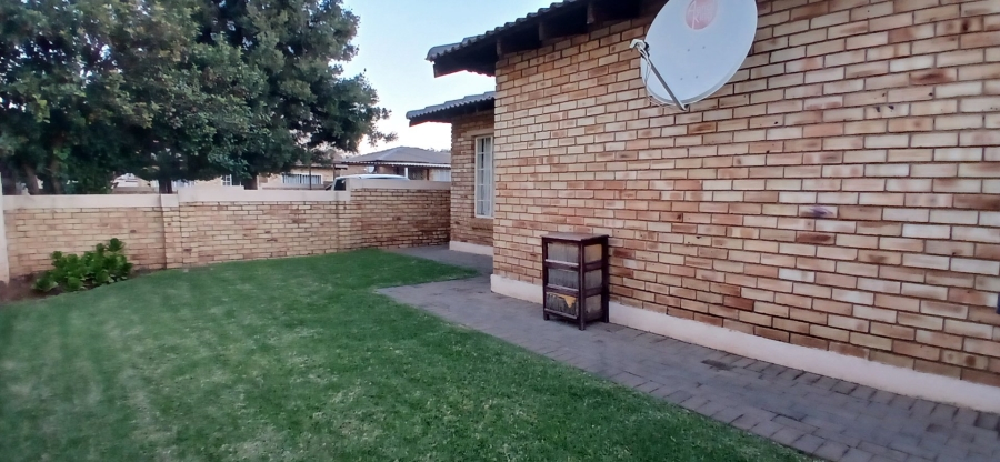 To Let 3 Bedroom Property for Rent in Heuwelsig Estate Gauteng