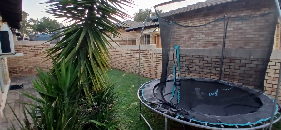 To Let 3 Bedroom Property for Rent in Heuwelsig Estate Gauteng