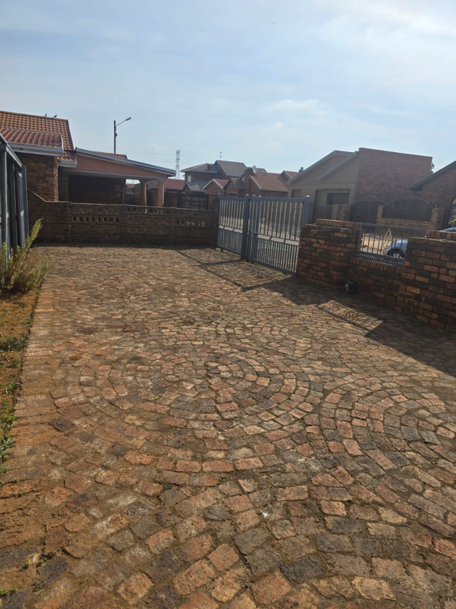 To Let 3 Bedroom Property for Rent in Daveyton Gauteng