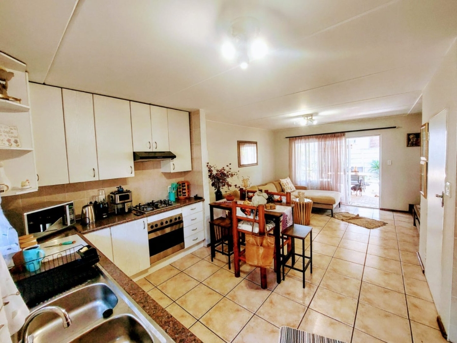 To Let 2 Bedroom Property for Rent in Sonneglans Gauteng
