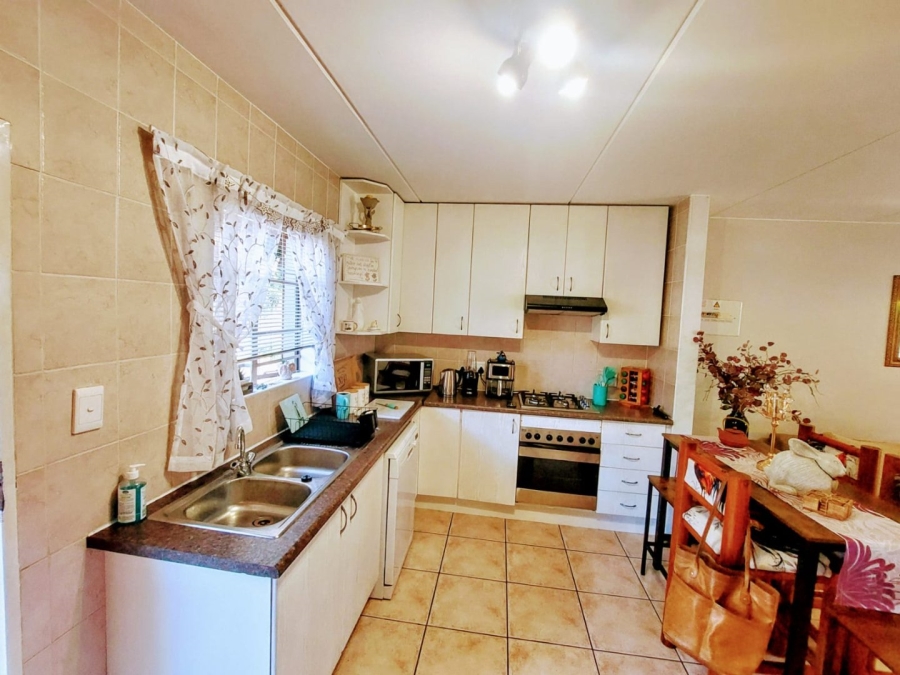 To Let 2 Bedroom Property for Rent in Sonneglans Gauteng