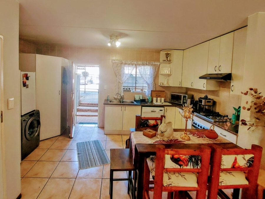 To Let 2 Bedroom Property for Rent in Sonneglans Gauteng