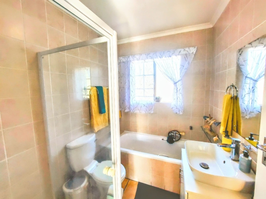 To Let 2 Bedroom Property for Rent in Sonneglans Gauteng