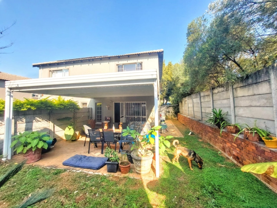 To Let 2 Bedroom Property for Rent in Sonneglans Gauteng