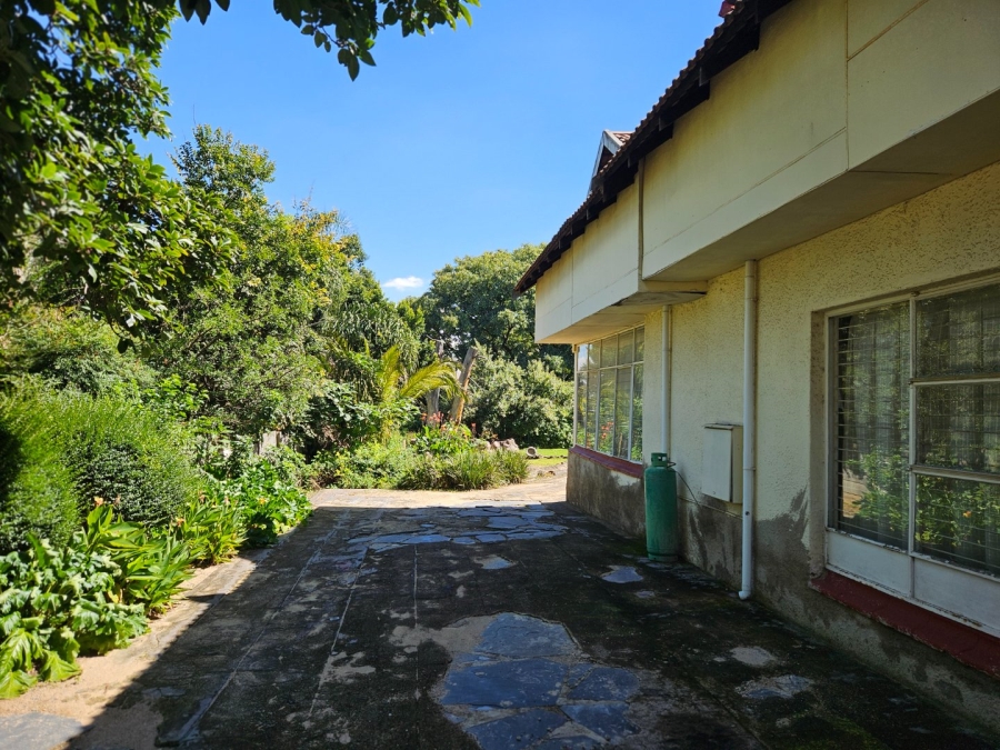 8 Bedroom Property for Sale in Fontainebleau Gauteng