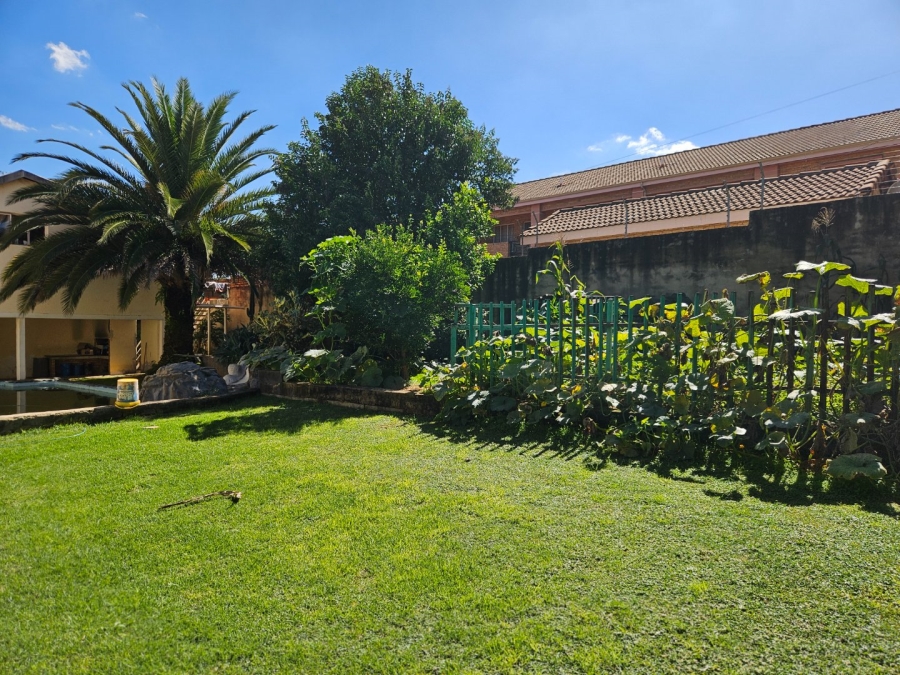 8 Bedroom Property for Sale in Fontainebleau Gauteng
