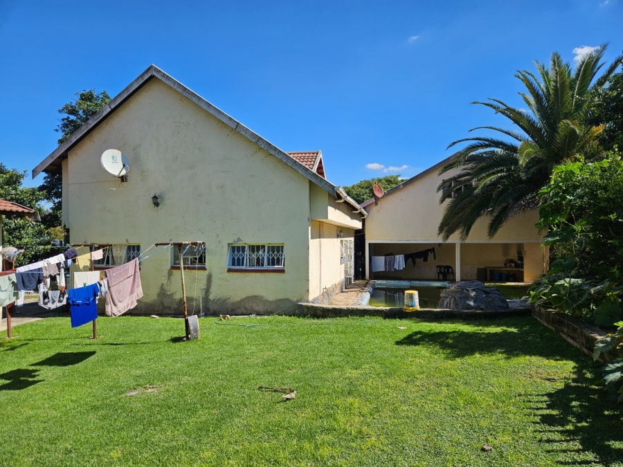 8 Bedroom Property for Sale in Fontainebleau Gauteng