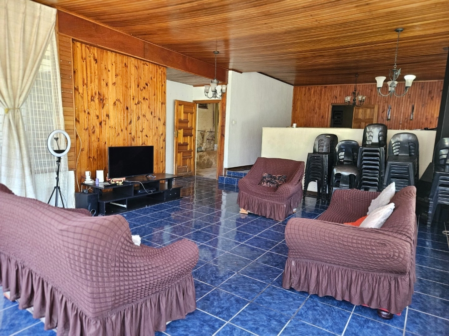 8 Bedroom Property for Sale in Fontainebleau Gauteng