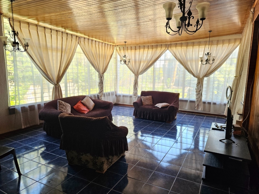 8 Bedroom Property for Sale in Fontainebleau Gauteng