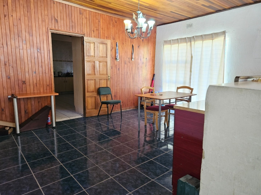 8 Bedroom Property for Sale in Fontainebleau Gauteng
