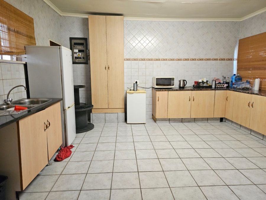 8 Bedroom Property for Sale in Fontainebleau Gauteng