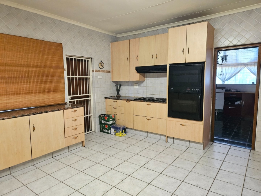 8 Bedroom Property for Sale in Fontainebleau Gauteng