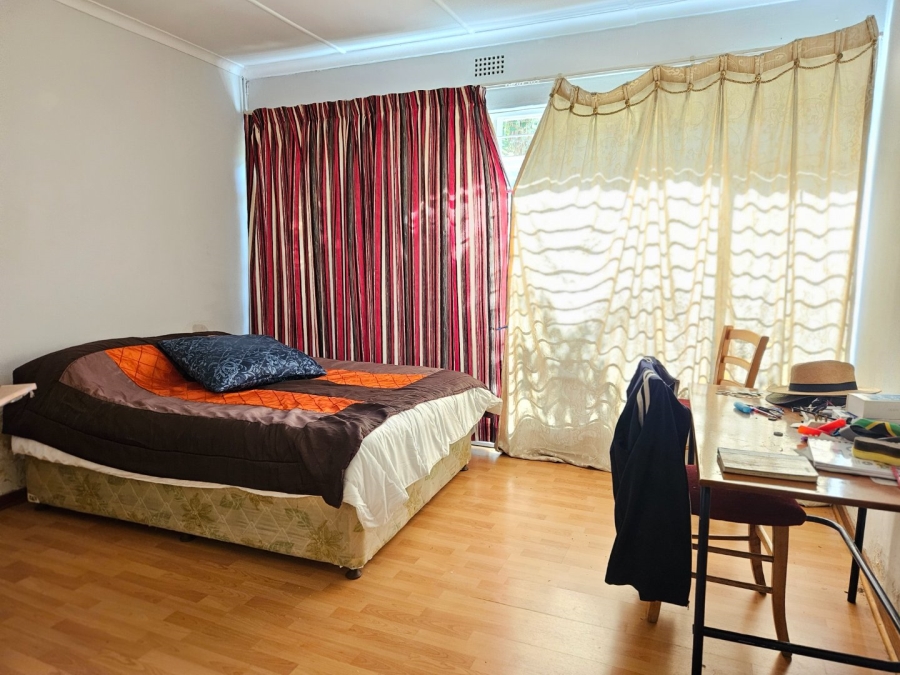 8 Bedroom Property for Sale in Fontainebleau Gauteng