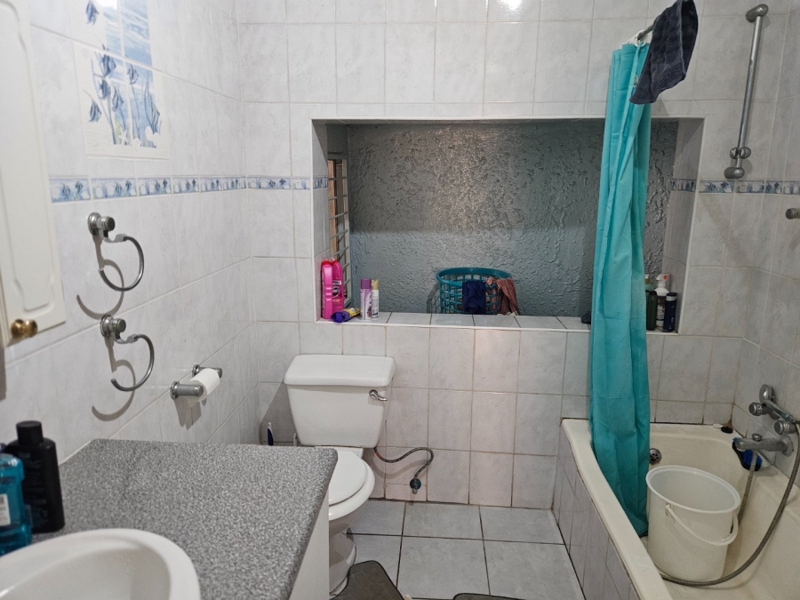 8 Bedroom Property for Sale in Fontainebleau Gauteng