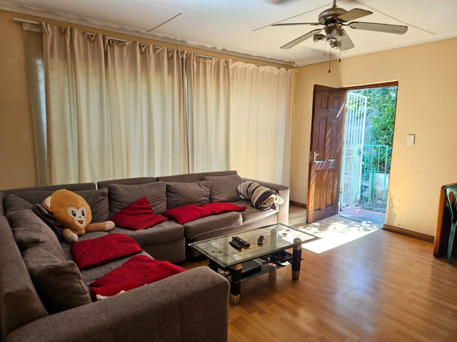 8 Bedroom Property for Sale in Fontainebleau Gauteng