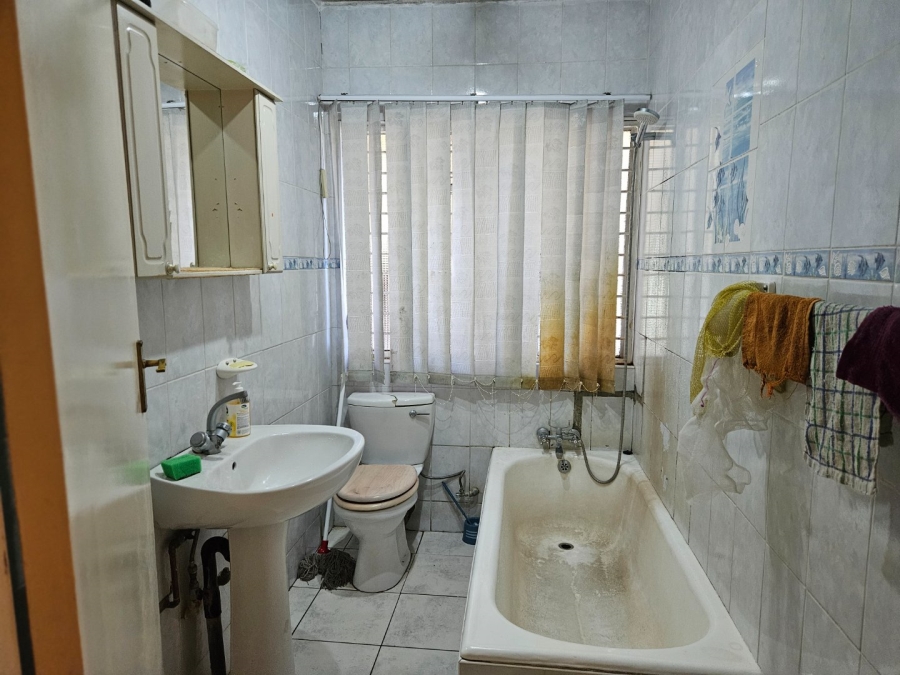 8 Bedroom Property for Sale in Fontainebleau Gauteng