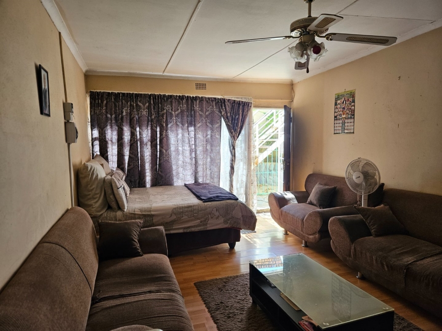 8 Bedroom Property for Sale in Fontainebleau Gauteng