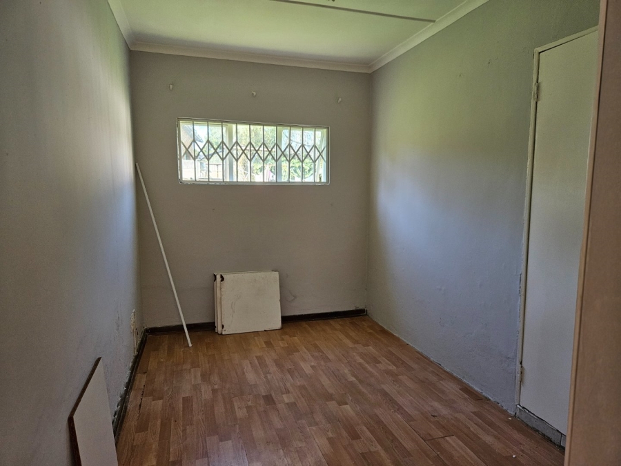 8 Bedroom Property for Sale in Fontainebleau Gauteng