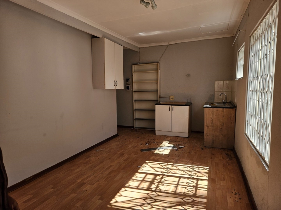 8 Bedroom Property for Sale in Fontainebleau Gauteng