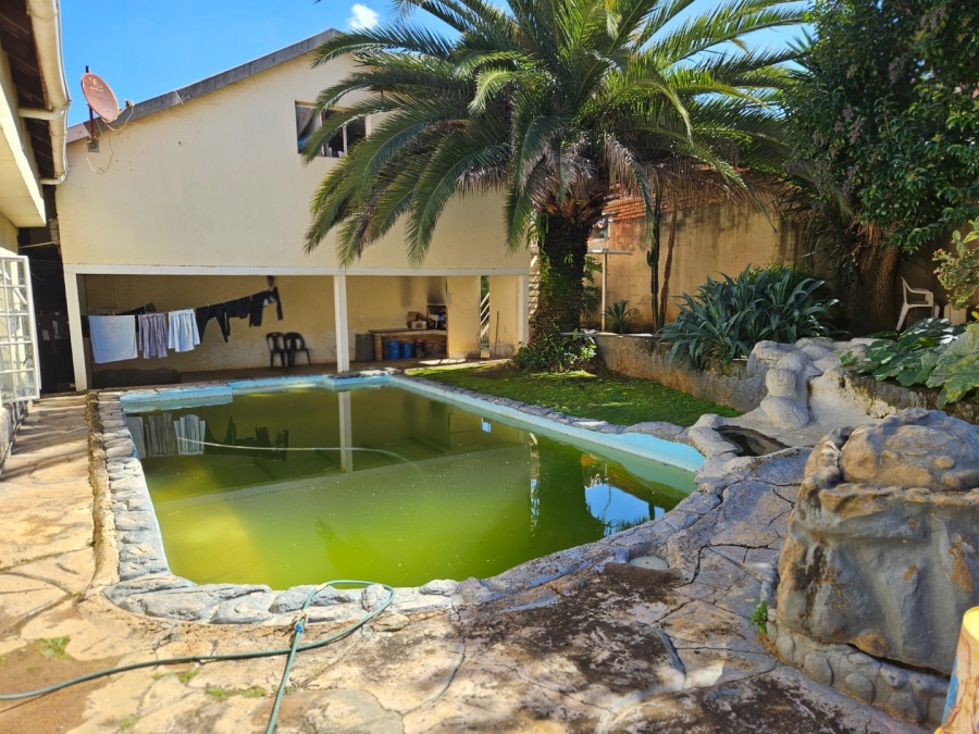8 Bedroom Property for Sale in Fontainebleau Gauteng