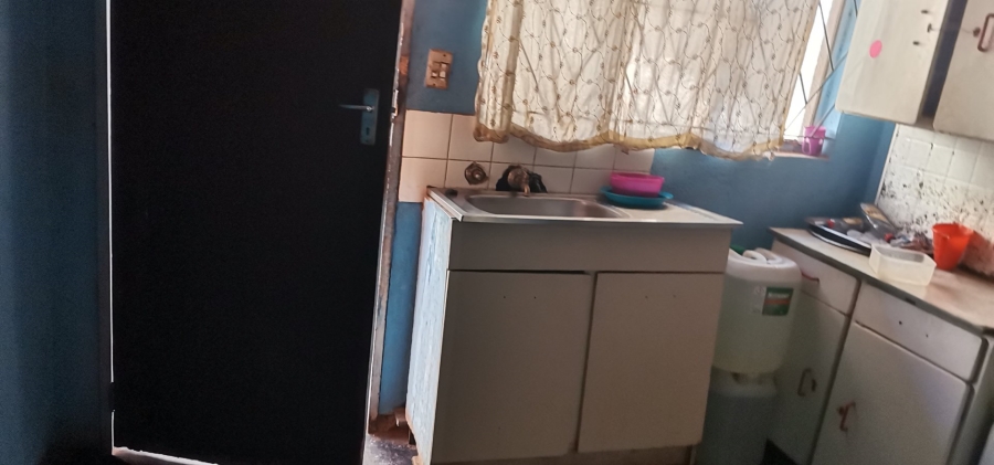 2 Bedroom Property for Sale in Teanong Gauteng