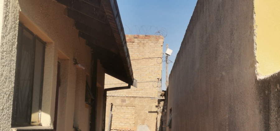 2 Bedroom Property for Sale in Teanong Gauteng
