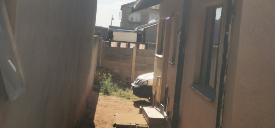 2 Bedroom Property for Sale in Teanong Gauteng