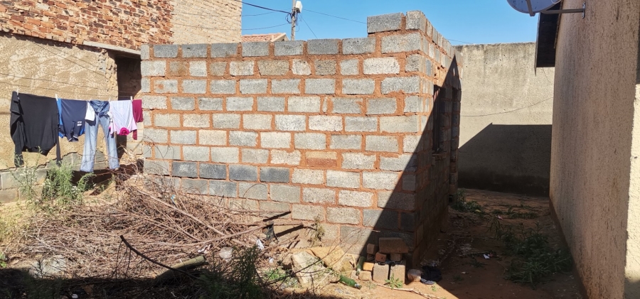 2 Bedroom Property for Sale in Teanong Gauteng