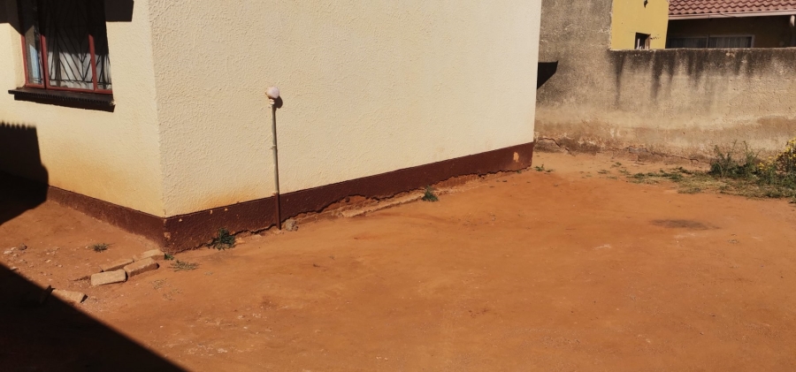2 Bedroom Property for Sale in Teanong Gauteng