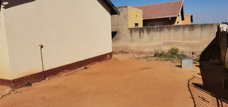 2 Bedroom Property for Sale in Teanong Gauteng
