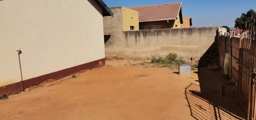 2 Bedroom Property for Sale in Teanong Gauteng