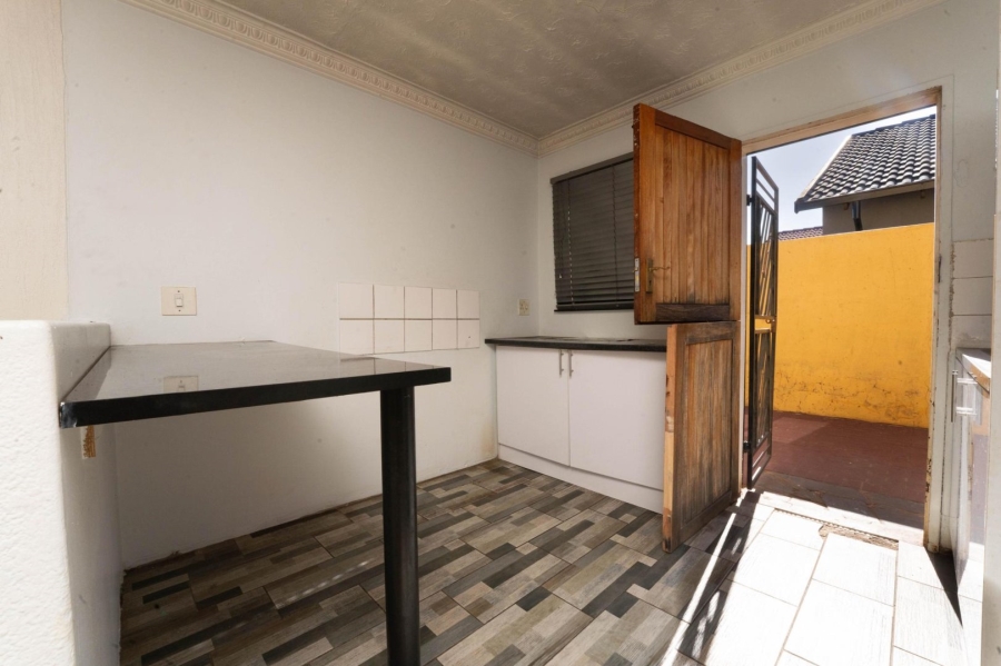 To Let 2 Bedroom Property for Rent in Protea North Gauteng