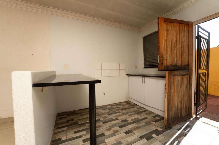 To Let 2 Bedroom Property for Rent in Protea North Gauteng