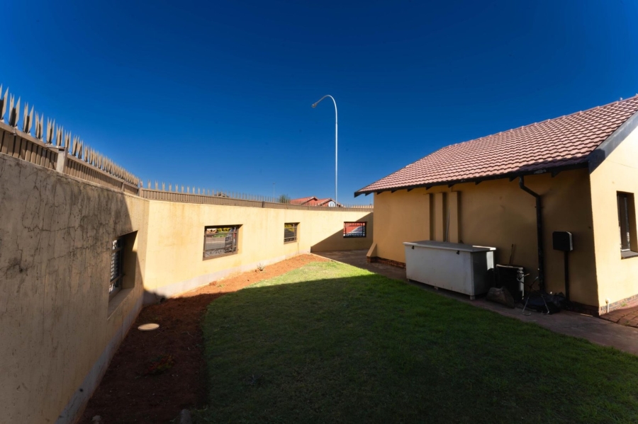 To Let 2 Bedroom Property for Rent in Protea North Gauteng