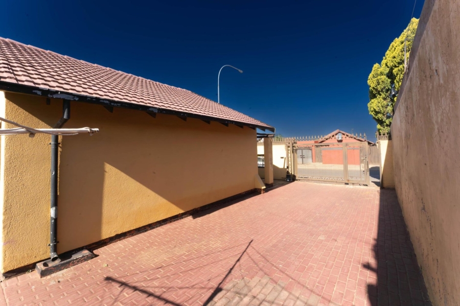 To Let 2 Bedroom Property for Rent in Protea North Gauteng