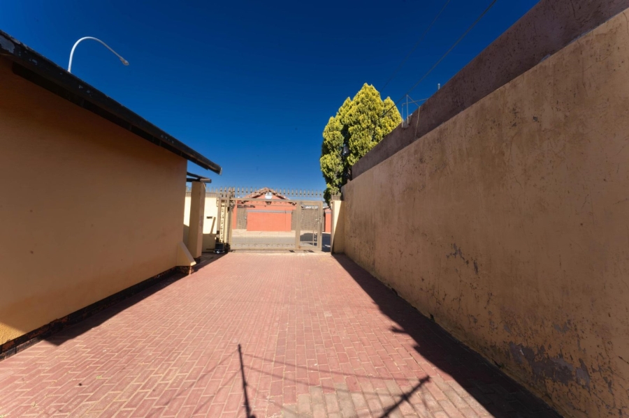To Let 2 Bedroom Property for Rent in Protea North Gauteng