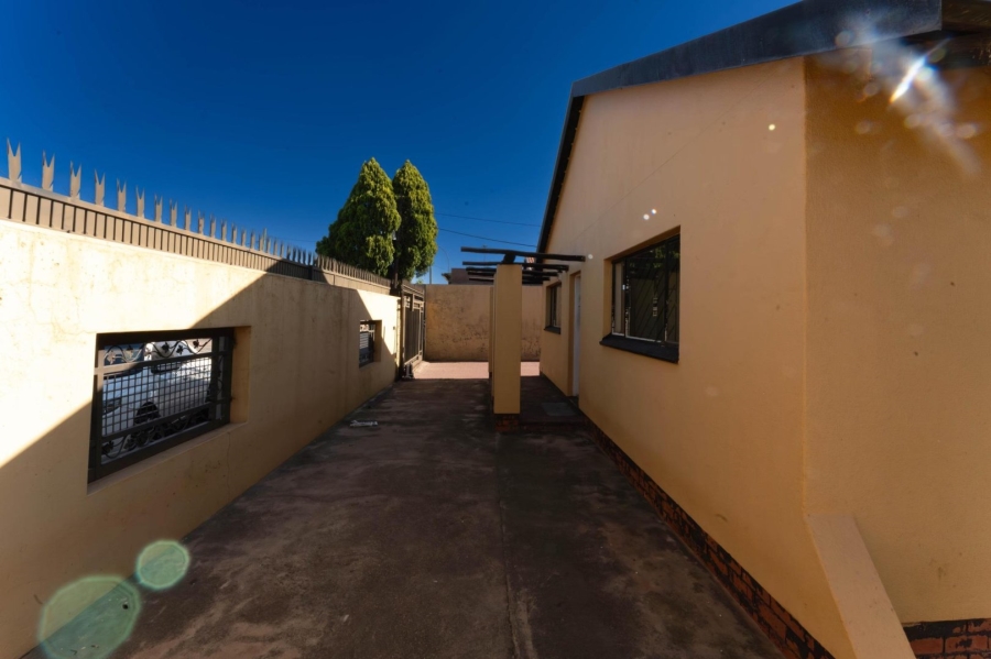 To Let 2 Bedroom Property for Rent in Protea North Gauteng