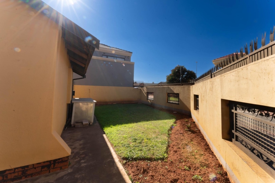 To Let 2 Bedroom Property for Rent in Protea North Gauteng